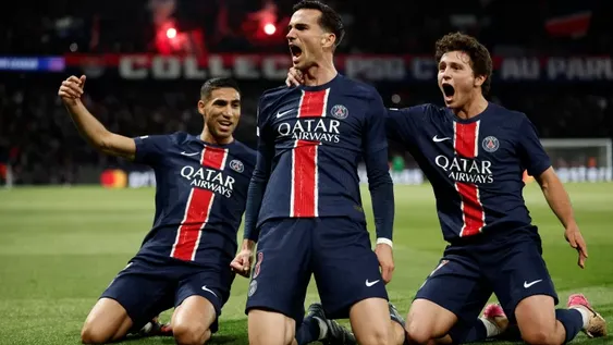 DELIRIO. Hakimi y sus compañeros festejan la enorme victoria del PSG que se metió en otra final de Champions.