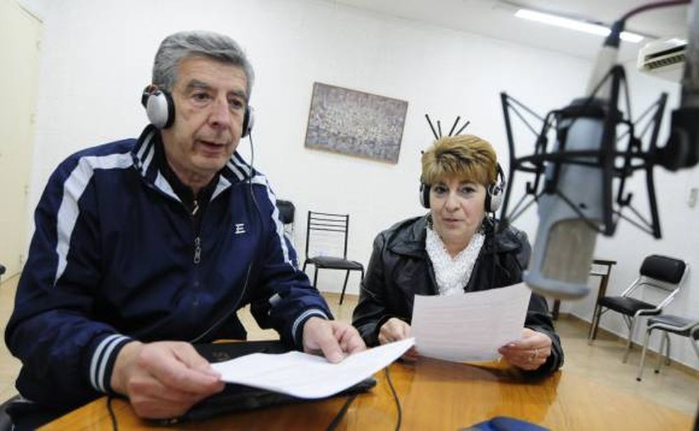 La pareja de abuelos que ganó un espacio en el dial