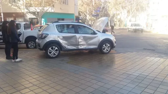 Fuerte choque en un cruce sin semáforos dejó un auto en la vereda