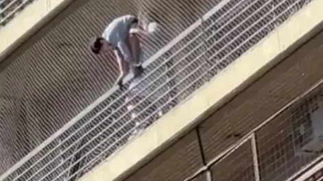 Dramático rescate a un niño colgado en el balcón del octavo piso de un edificio