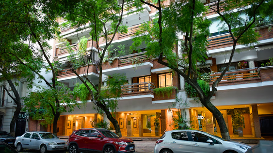 La fachada del edificio donde vive Manuel Adorni en Caballito.