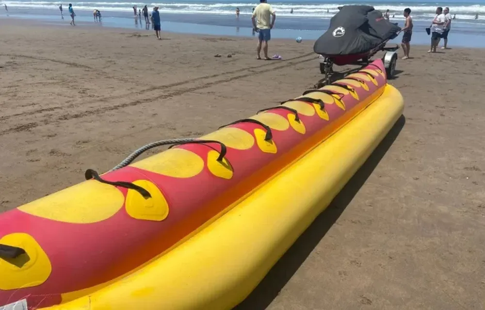 OPCIÓN MÁS CARA. Si quieres pasear en banana en las playas del centro, el viaje sale $30 mil.