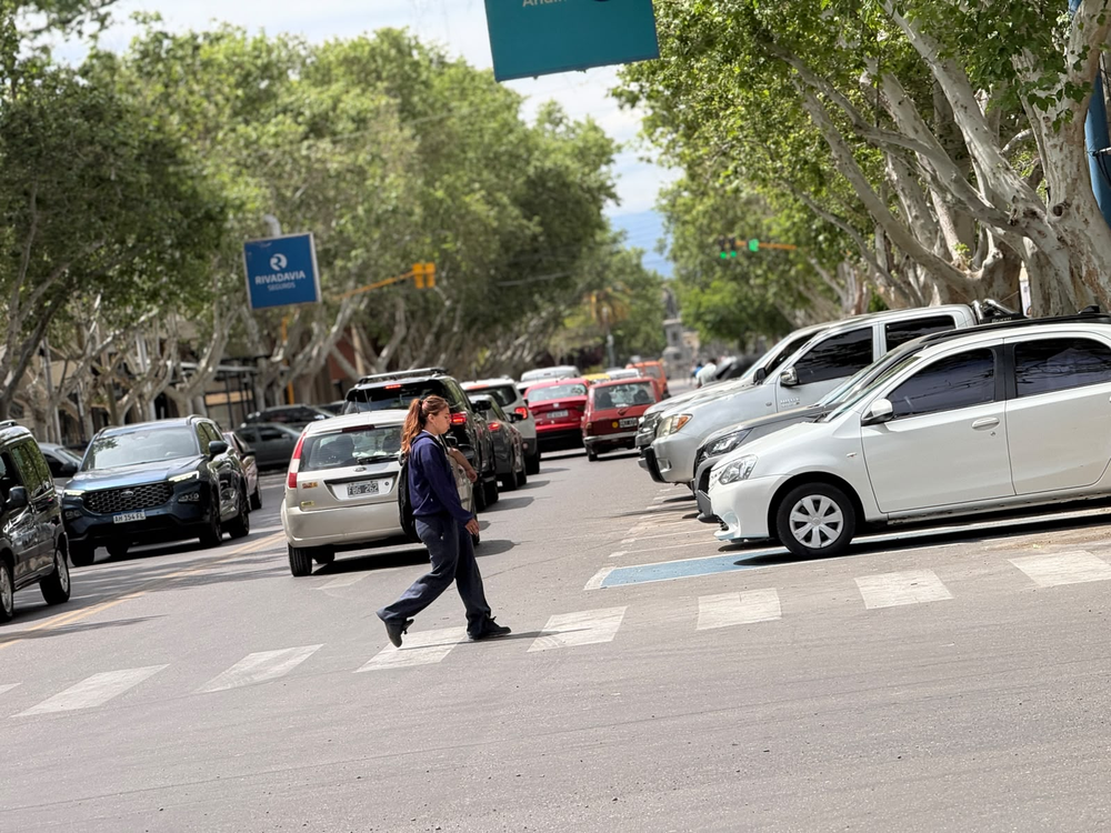 A los peatones también se les hace difícil cruzar la calle cuando hay mayor tránsito.