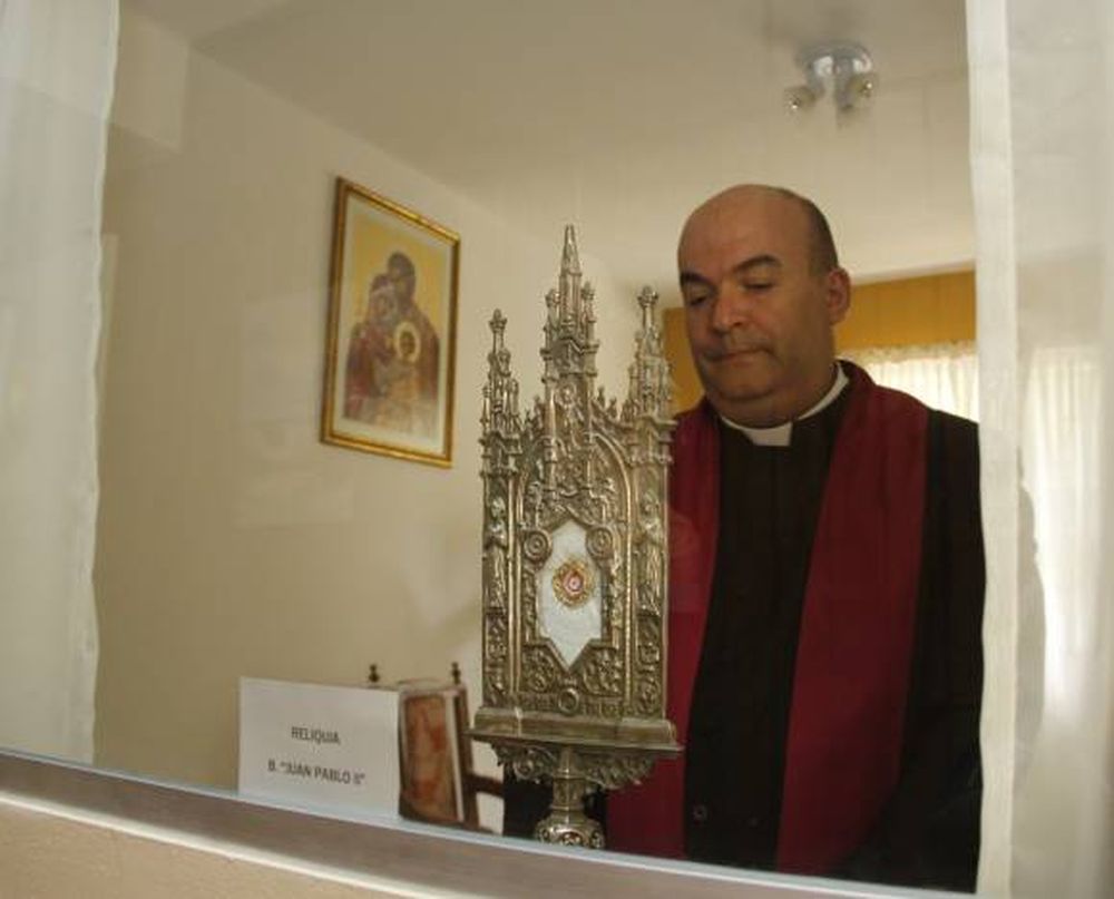 Por seguridad, no dejan sola  la reliquia de Juan Pablo II