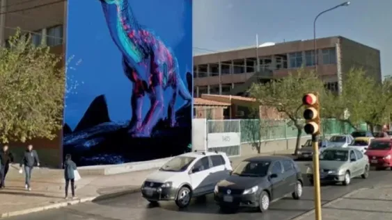 El mural interactivo con un protagonista de la prehistoria