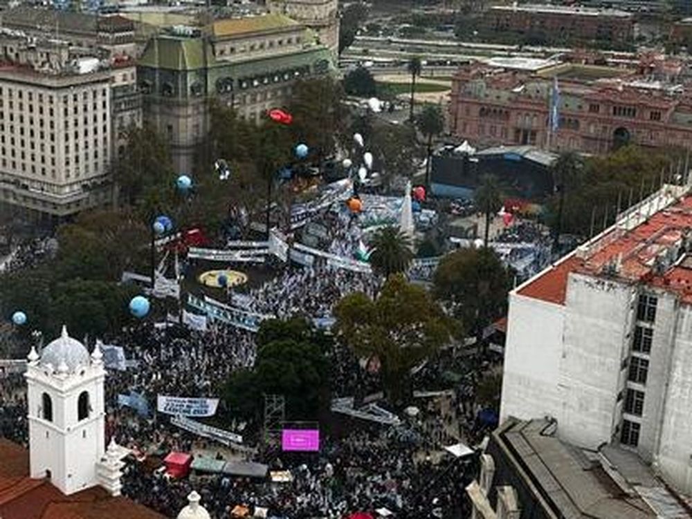 Gran cantidad de militantes esperan en Plaza de Mayo el discurso de Cristina Kirchner