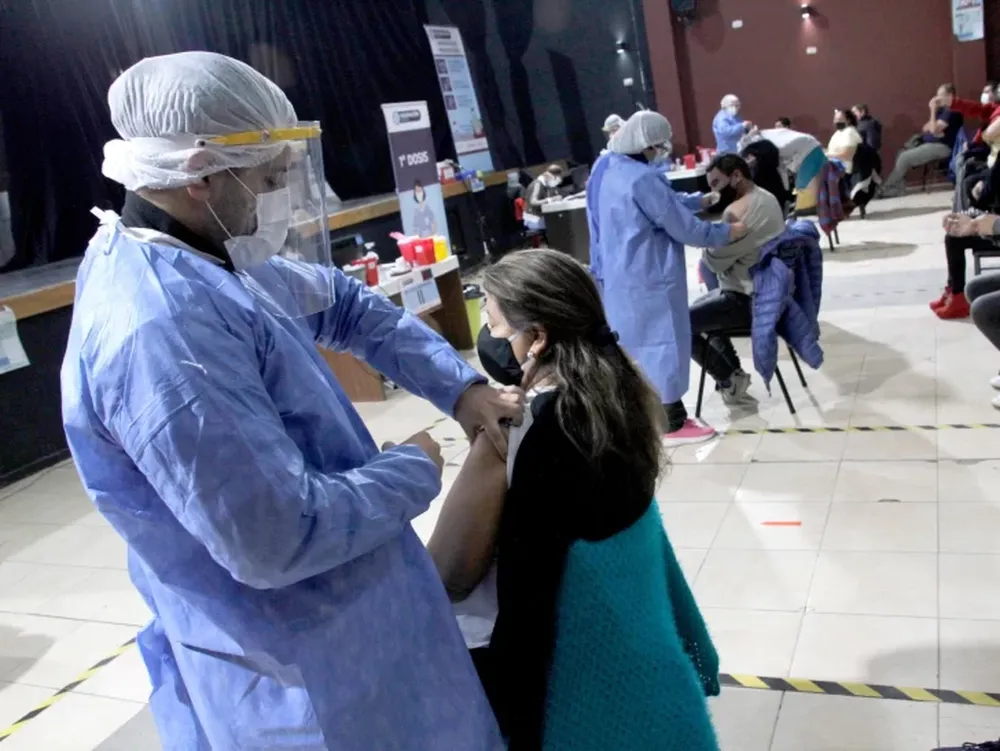 Comenzaron a aplicar el tercer refuerzo de la vacuna anticovid en las provincias