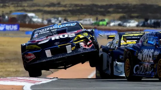 Momento clave. Se había relanzado la carrera y Tobías, que venía remontado desde la posición 34 que largó, no pudo evitar la colisión con Jakos, y abandonó.