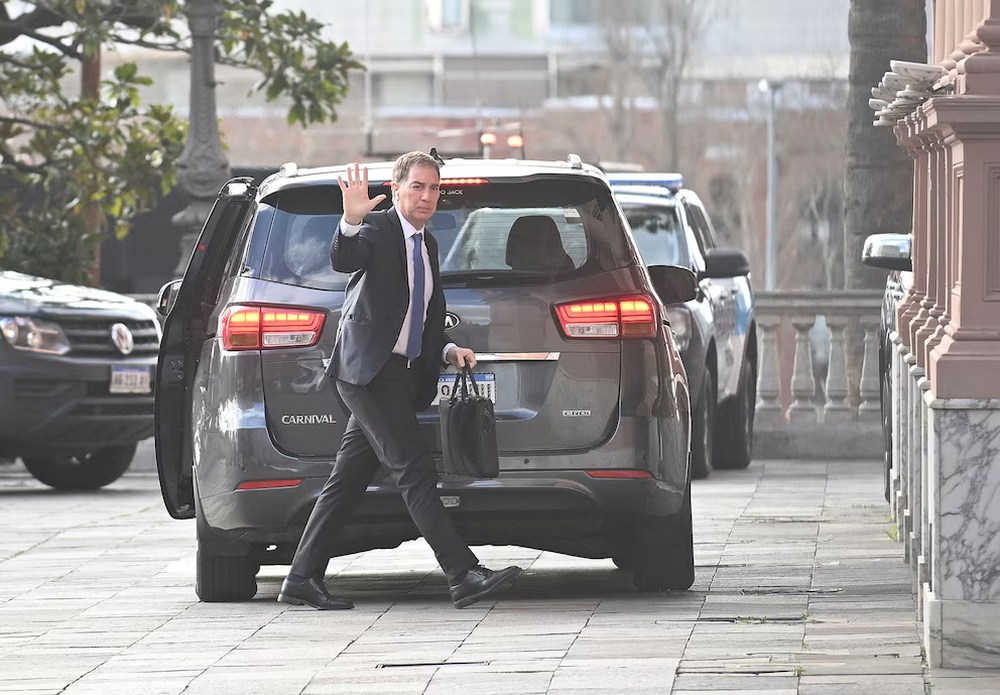 Diego Santilli saluda al ingresar a la Casa Rosada para asistir a una reunión de gabinete.