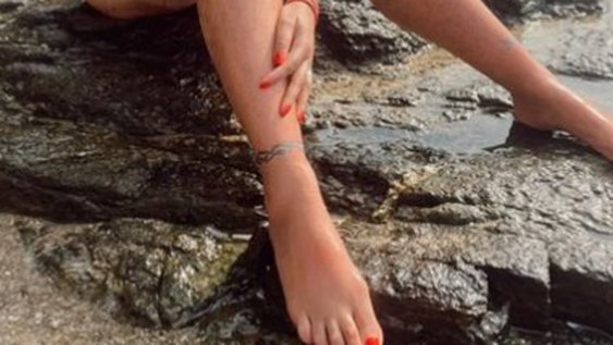 Nazarena Vélez subió la temperatura desde la pileta en microbikini: “Me carga de linda energía”