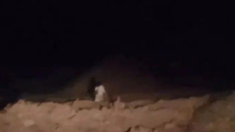 Graban a una mujer “fantasma” caminando de noche en un cementerio