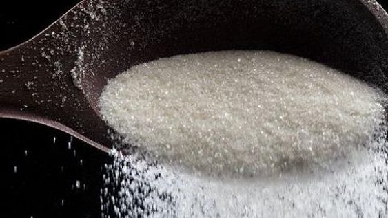 Anmat prohibió una marca de azúcar luego de encontrar piedras en una bolsa