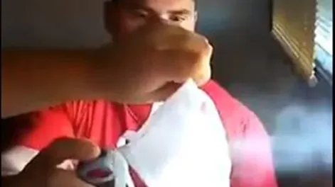 Un bombero muestra la ineficacia de los barbijos caseros