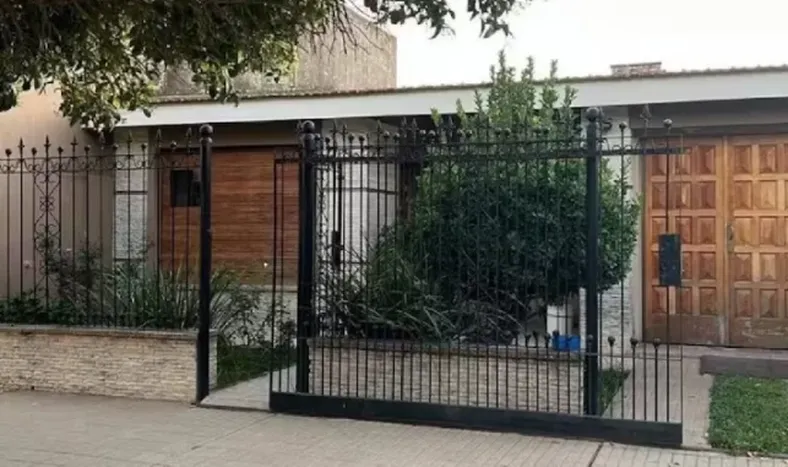 Horror: un hombre violó la restricción perimetral y mató a puñaladas a su papá