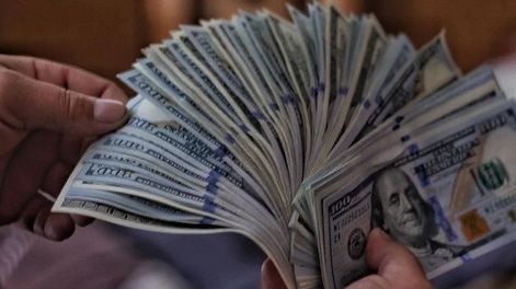 El dólar blue baja a $268 y riesgo país seguía en alza