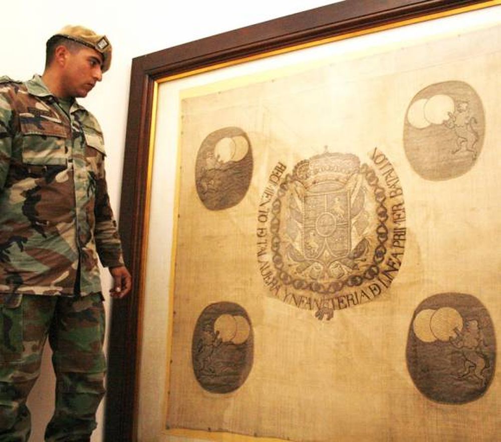 La de Talavera, junto  a la Bandera de Cabot