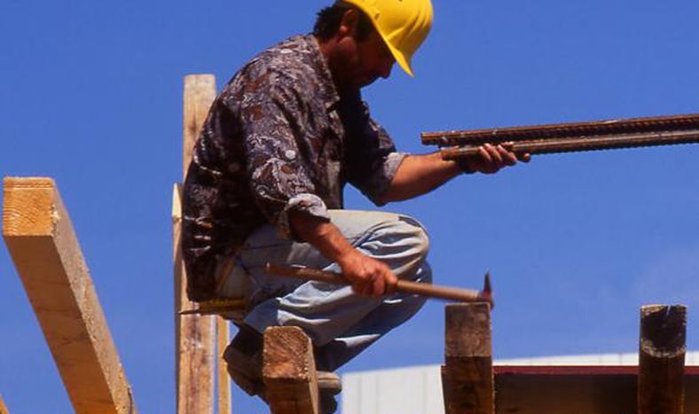 Histórica caída de la construcción en abril