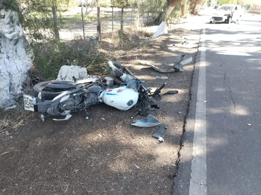 Un policía en moto chocó con un auto y atropelló a dos transeúntes