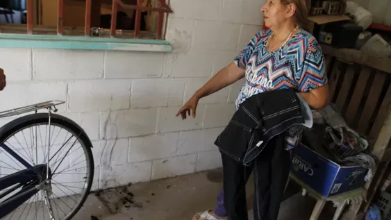 Lo apresaron por golpear y amenazar a su pareja, sus padres dicen que ella “está loca”