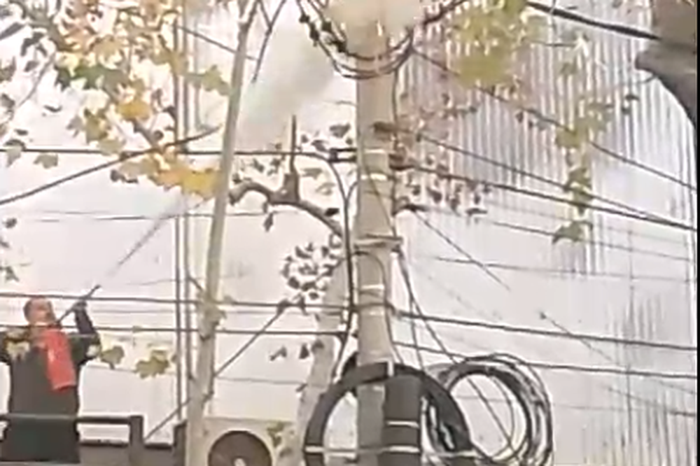 Susto en el microcentro por un principio de incendio en el tendido eléctrico