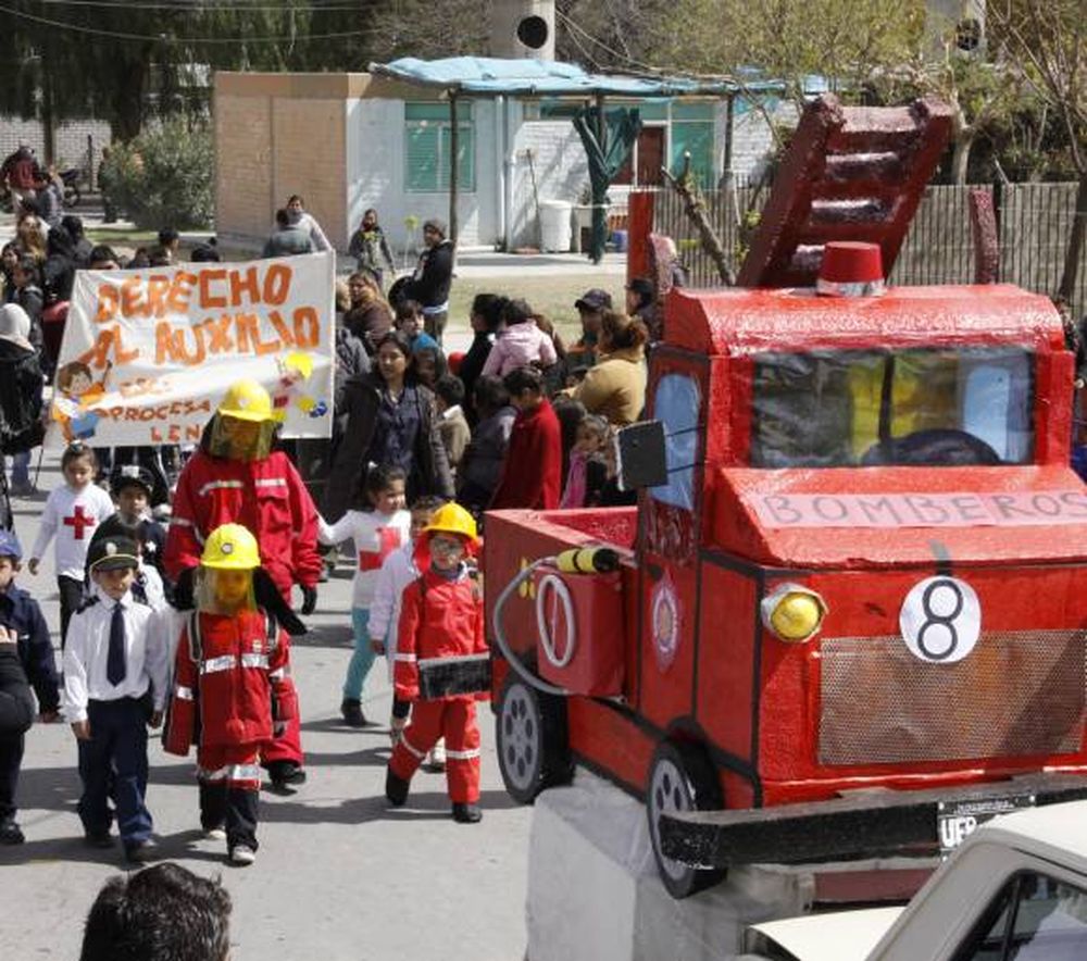 A pesar del frío esperaron  tres horas para el carrusel