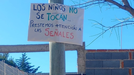 conmocion por carteles en la via publica que alertan por un violador