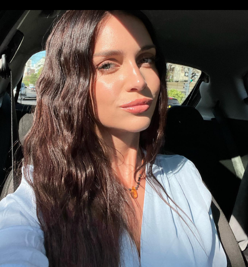 Zaira Nara se ajustó la microbikini cavada y posó de espaldas al lado del oleaje