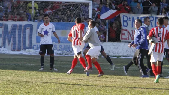 Peñarol goleó a San Martín (M) en medio de un escándalo en Chimbas