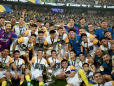 escandalo: un futbolista de estudiantes aparecio en los festejos de rosario central tras la polemica en la supercopa