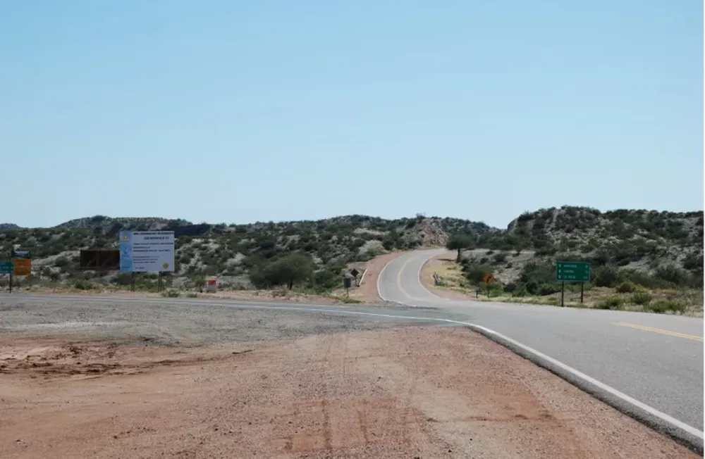 Ruta 141: volcó un camión en la zona de Bermejo