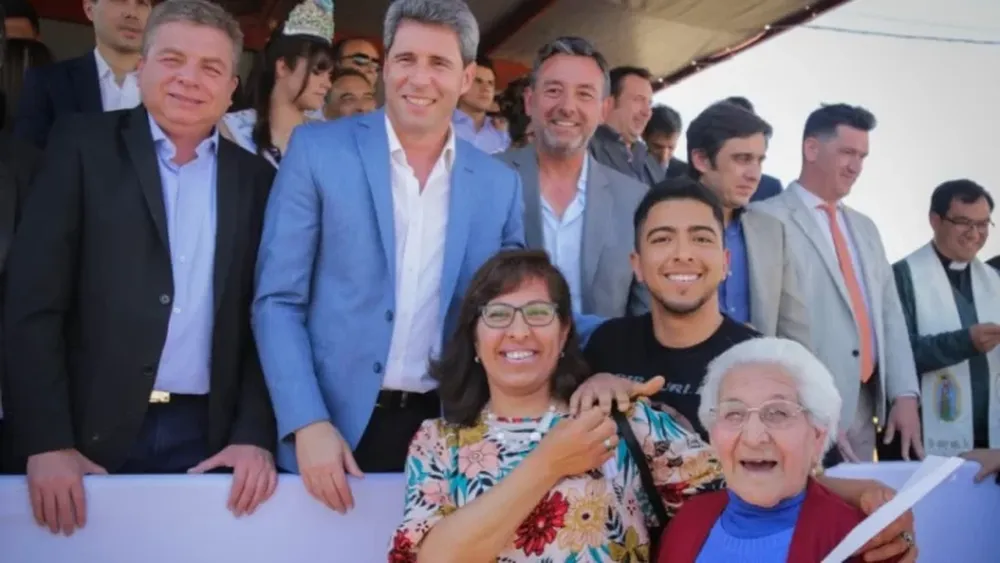 Uñac en Jáchal: entregó un barrio, presentó nuevas líneas de colectivo y realizó anuncios