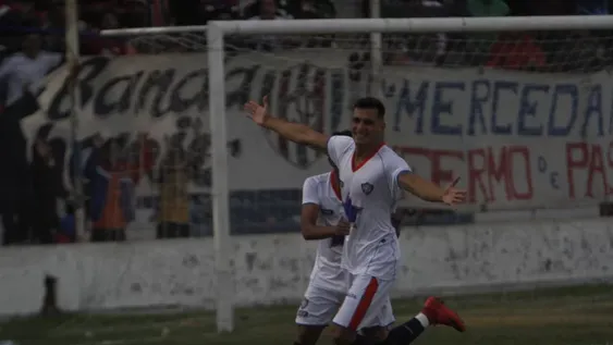 Peñarol goleó en la ida y quedó al borde de la final