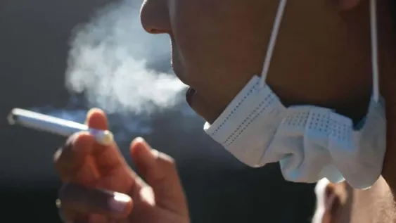 Aseguran que el humo del cigarrillo transmite el coronavirus
