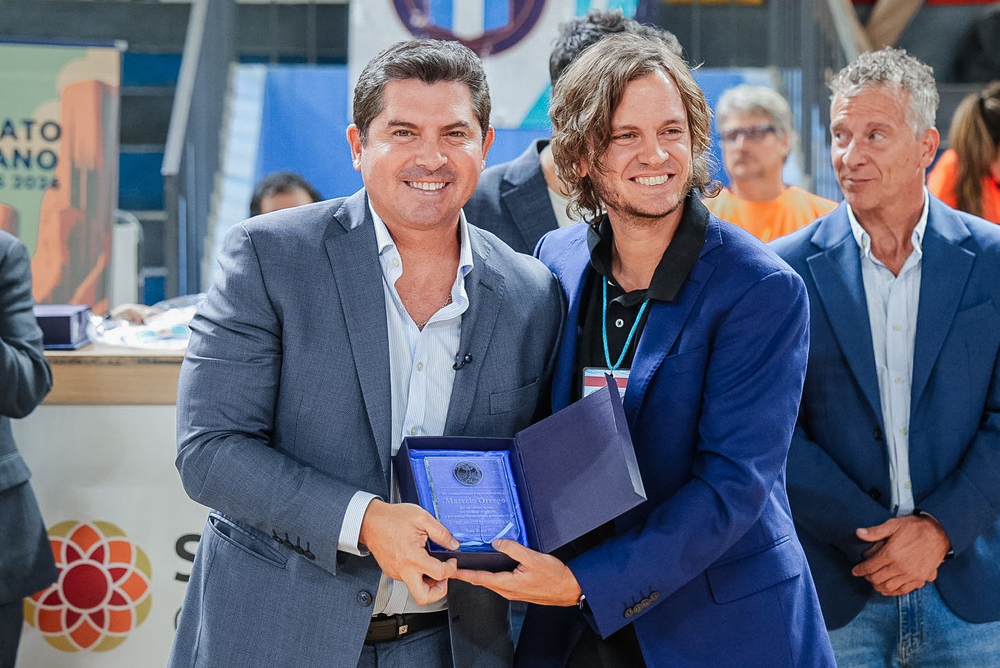 El gobernador Marcelo Orrego junto a Leonardo Pérez, presidente de la Asociación de Sordomudos de San Juan.