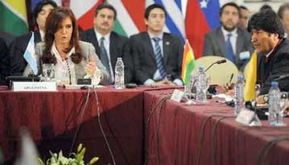 Cancilleres de UNASUR a Quito: fuerte respaldo a Correa