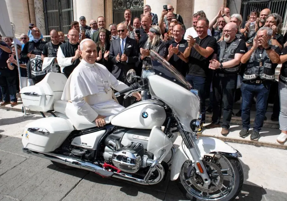 El Papa León XIV recibió una moto BMW: qué hará con ella