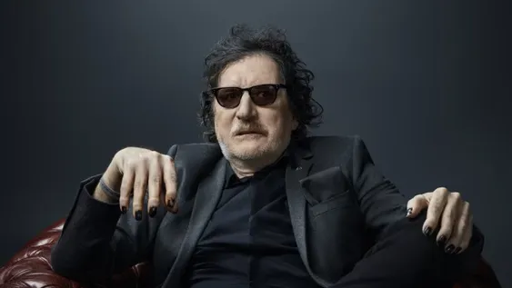 Charly García se recupera tras una operación programada y permanece internado.