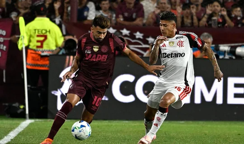 Marcelino Moreno traslada la pelota ante la marca de Jorge Carrascal.