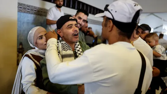 Presos palestinos liberados. Foto: REUTERS/Ammar Awad