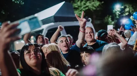 Con los dedos en V, Fabián Gramajo.-