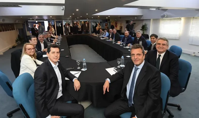 Massa recibió el respaldo de gobernadores y De Pedro será el jefe de campaña