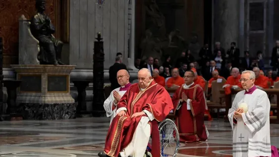 El frío en Roma dejó afuera del tradicional Vía Crucis al Papa