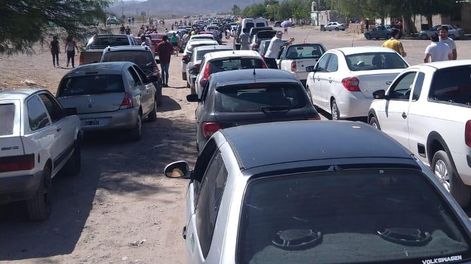 Bajo un sol abrasador, una fila kilométrica hace vigilia por una entrada