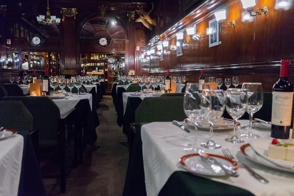 Uno de los restaurantes más emblemáticos de la City porteña se declaró a la quiebra. Tenía más de un siglo de historia.