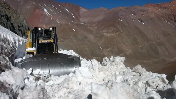 Vialidad continúa despejando el camino de Agua Negra