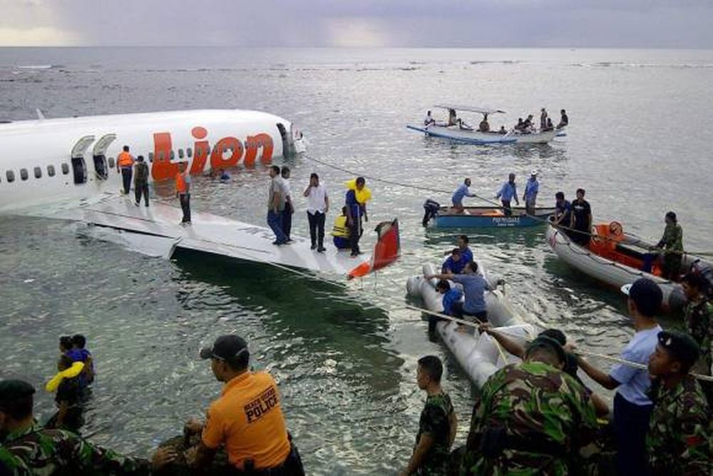 Milagro: un avión cae al mar y sobreviven todos los pasajeros