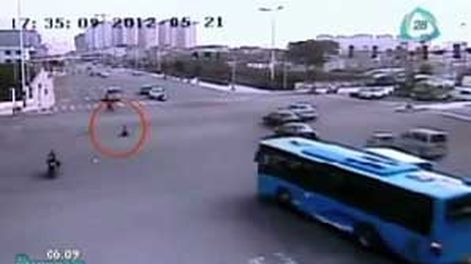Niño circulaba con moto de juguete por transitada avenida