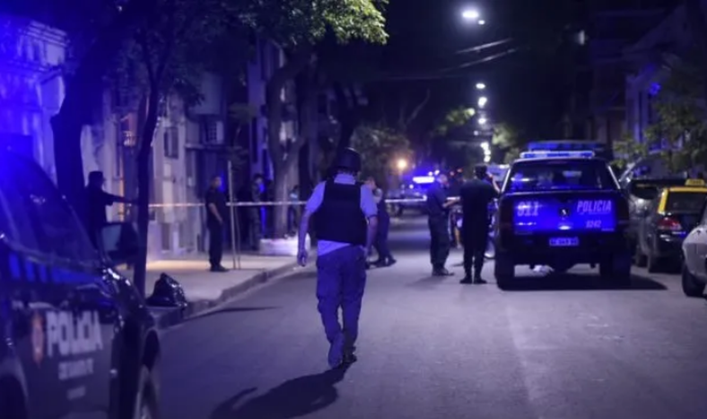 Sicarios ingresaron a un hospital a rescatar o rematar a un preso y mataron a un policía e hirieron a una enfermera