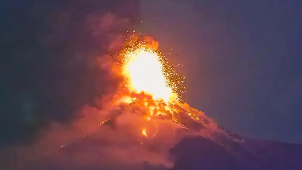 La intensa actividad volcánica provocó fuertes explosiones, expulsión de lava y enormes columnas de ceniza que alcanzaron hasta los 6000 metros de altura.