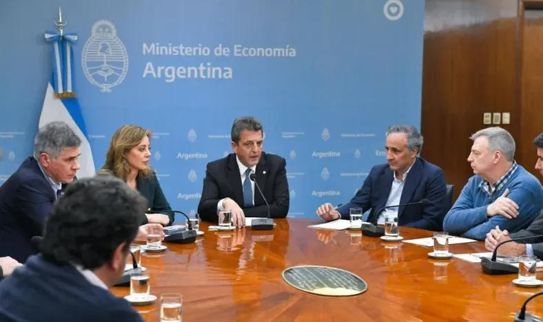 Massa acordó con supermercados un tope de 5% de aumento mensual durante 90 días
